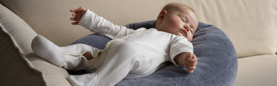 Newborn sleep and wake windows illustration